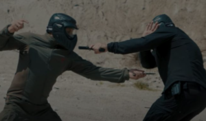 “Simulation de combat rapproché au pistolet dans le cadre d’un cours de combat courte distance.”