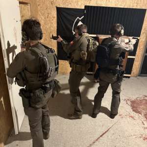 “Entraînement CQB Module 1 – Travail en trinôme avec pistolet et fusil dans un environnement confiné.”