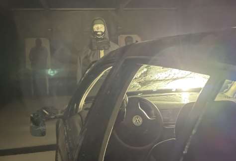 Entraînement TRIVEH Module 3 – Simulation tactique de tir dans un véhicule sous faible luminosité.