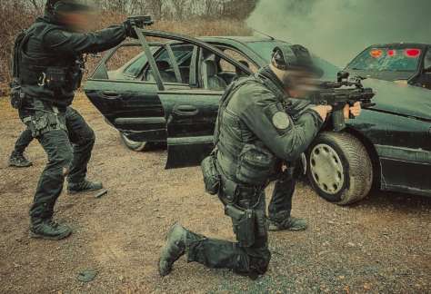 Entraînement TRIVEH Module 4 – Simulation tactique de tir dans un véhicule sous faible luminosité.