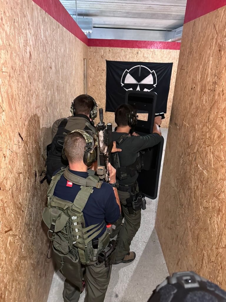 Illustration d’un cours CQB REDOT en environnement confiné